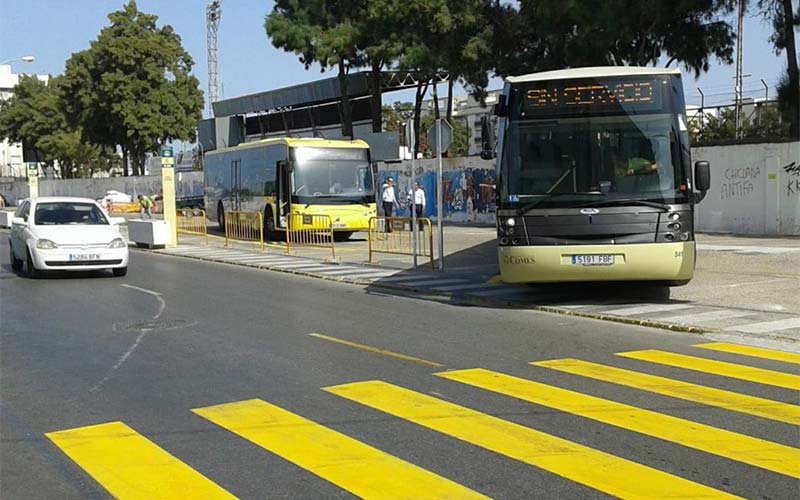 La parada principal de autobuses de Chiclana se traslada a la acera junto al campo de fútbol mientras se levanta el apeadero definitivo