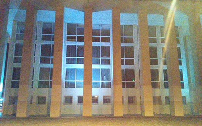 Roban los nuevos proyectores instalados para ahorrar en la iluminación de la fachada del Centro Administrativo Municipal