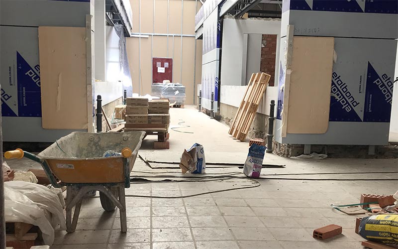 Preguntan por los retrasos de la obra del mercado central: “tendría que haber concluido en abril pero a estas alturas no vemos avances”