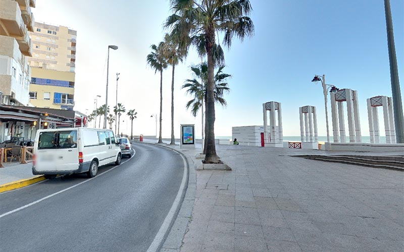 El tramo de paseo marítimo entre el hotel Playa y Cortadura inicia su transformación peatonal ‘gracias’ al carril bici