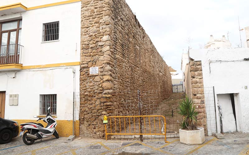 Un nuevo viario accesible pondrá en valor el tramo de antigua muralla de Rota entre Álvaro Méndez y Pasadilla
