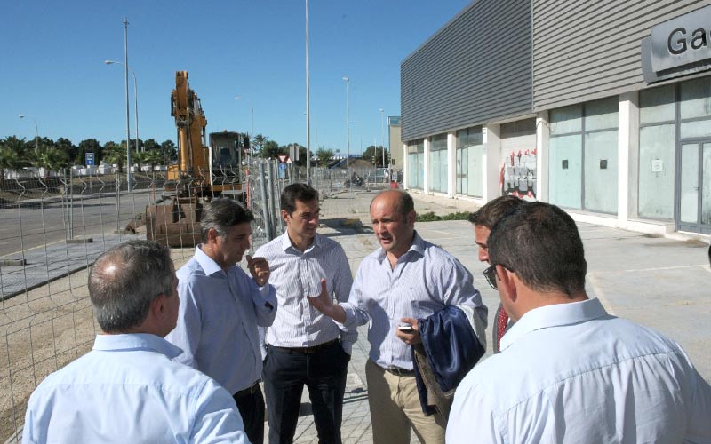 Concesionarios de coches en la Zona Franca de Cádiz “están planteando irse por los perjuicios del carril bici”, según alarma el PP
