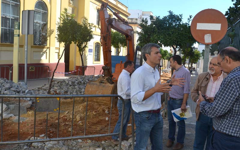 Obras para renovar la red de saneamiento del entorno de la calle Colón, antes y después de las navidades