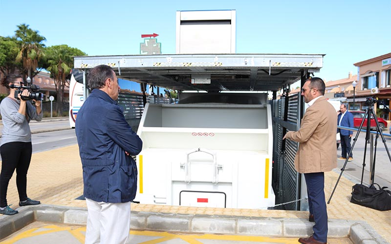 Un flamante autocompactador soterrado en Novo Sancti Petri para acabar con la mala imagen y los malos olores de cara al turista