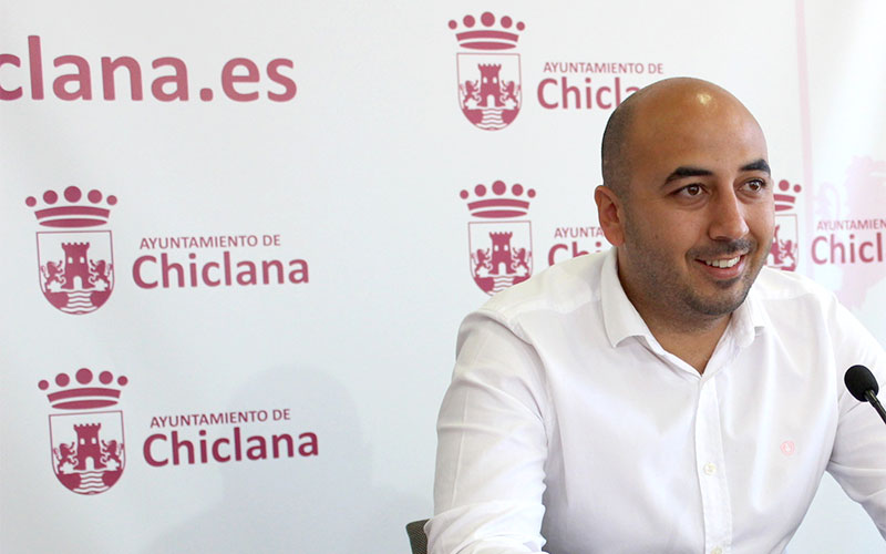 Sánchez se consuela viendo como el paro crece en octubre pero “se sitúa ya en cifras de 2009”, mientras el PP asegura tener “soluciones”