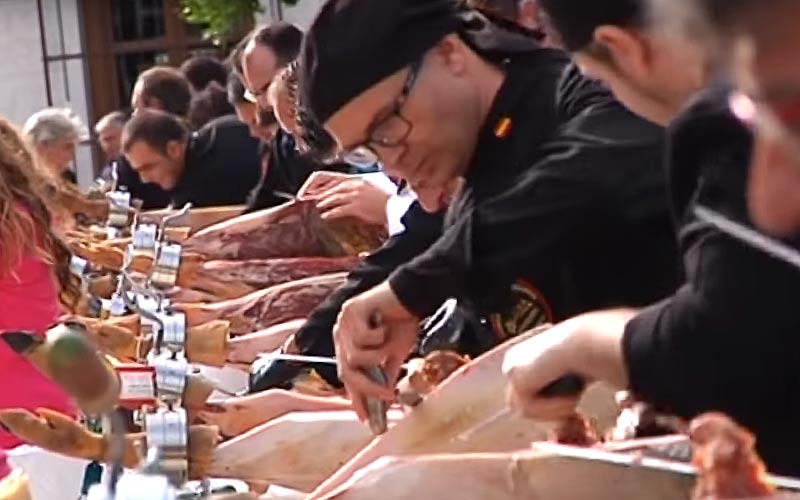 La creciente Feria de Cortadores Solidarios de Jamón alcanza este domingo su quinta edición en La Isla: “empieza a oler a Navidad”