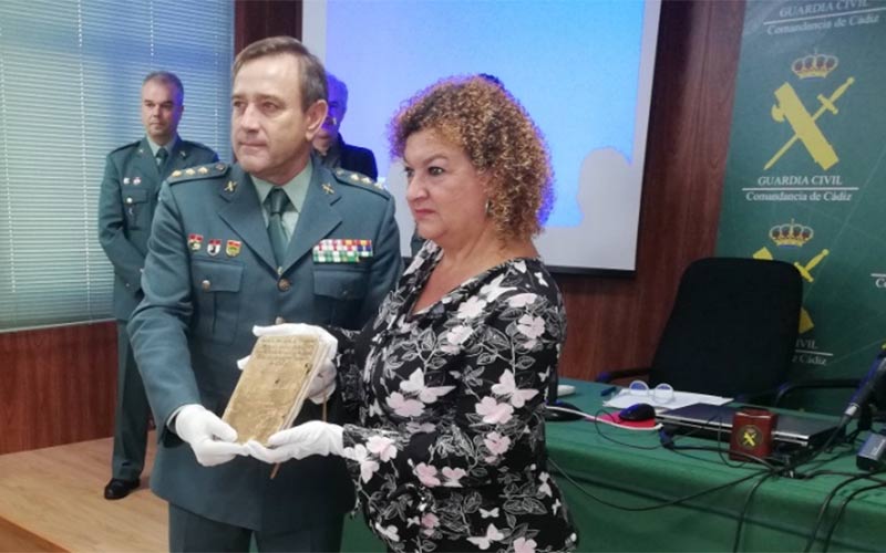 La Guardia Civil devuelve al Archivo Municipal de Cádiz un manuscrito que había acabado en un anticuario que lo revendía en internet