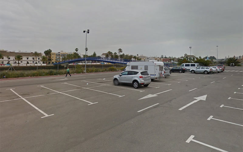 Impulsa vuelve a permitir el estacionamiento de autocaravanas en su parking de la pasarela tras prohibirlo con polémica hace un mes