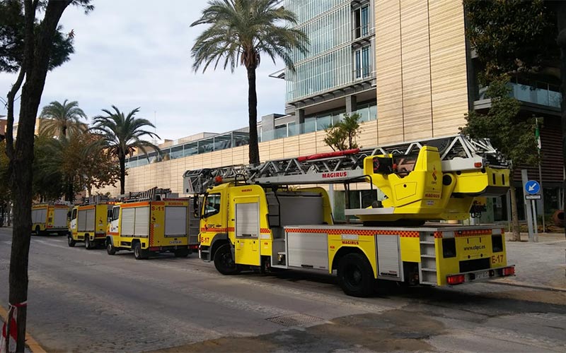 Un incendio en la zona de desayunos que genera gran cantidad de humo obliga a evacuar el Hotel Atlántico durante la mañana