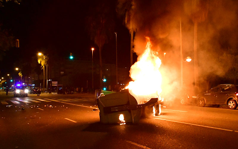 El alcalde repudia a quienes “escondidos en una manifestación pacífica y antifascista” provocaron disturbios y destrozos en Cádiz