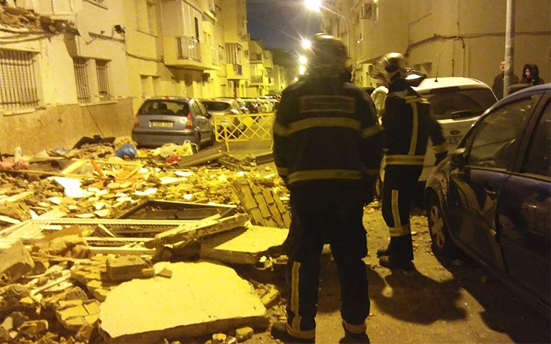 Se desploman sobre la calle dos balcones en Jerez