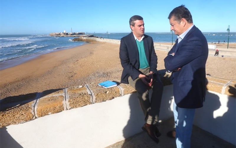 El cabeza de lista del PP por Cádiz a las andaluzas ‘pasa’ de ser diputado autonómico y se ‘queda’ en Vejer; el PSOE habla de “fraude”