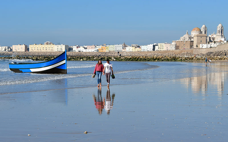 Una patera alcanza la playa de Santa María del Mar