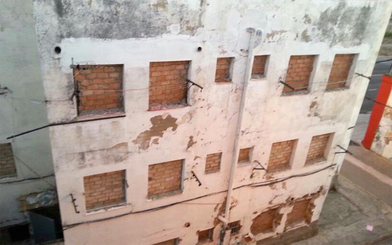 Comienza el derribo del primero de los cuatro bloques de pisos totalmente desalojado de la conflictiva barriada José Antonio