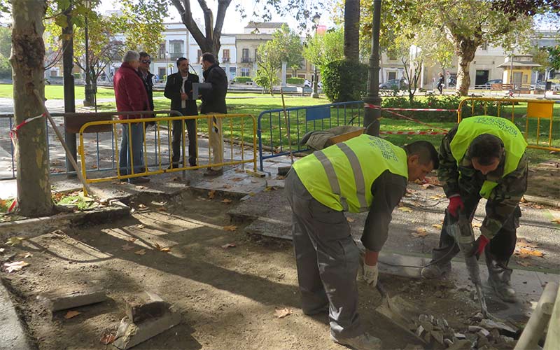 Infraestructuras adecenta la céntrica plaza del Mamelón