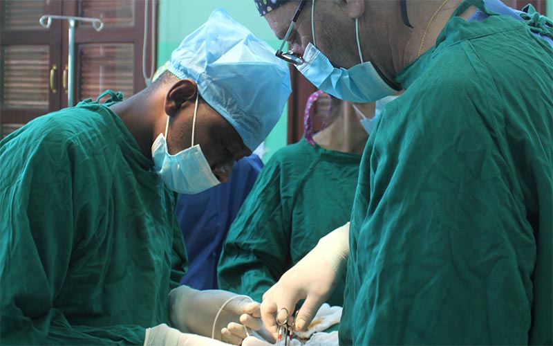 Neurocirujanos gaditanos participan por tercer año consecutivo en un proyecto de cooperación sanitaria en Tanzania