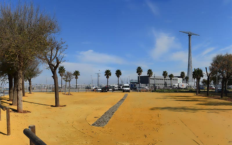 Puntales ‘gana’ un “austero” parque urbano en un solar degradado