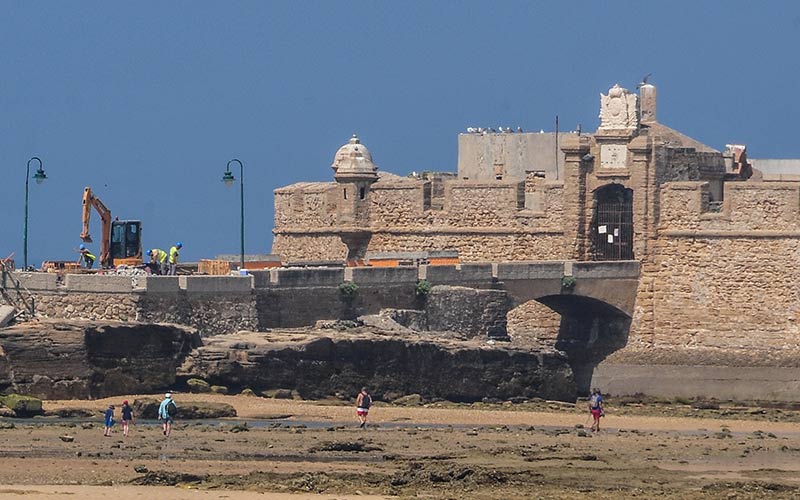 “La solución al deterioro del castillo de San Sebastián no puede ser la inacción o la desidia”: el PP demanda un plan de actuación urgente