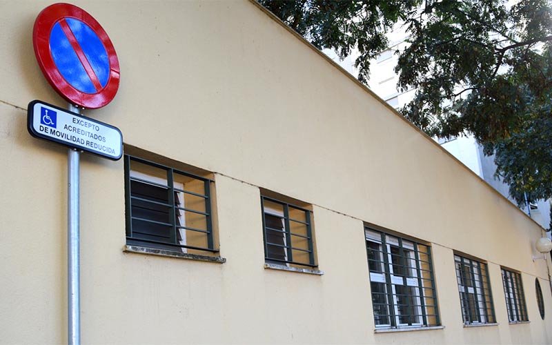 Cs sólo quiere ver una, pero se han reemplazado ya unas 60 señales que reservan aparcamiento a personas con movilidad reducida