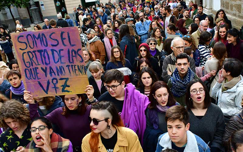 Las mujeres salen a la calle este martes en Andalucía: el PSOE gaditano “acudirá” a las protestas y el PP le acusa de los “escraches”