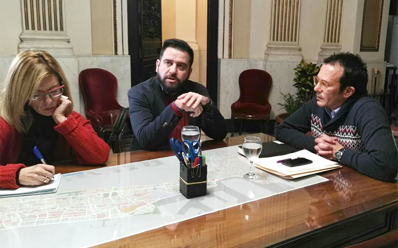 El alcalde cree que Cs “que ha pactado con Vox” no puede ‘controlar’ la Fundación de la Mujer; el PSOE le afea el “ansia de mover sillones”