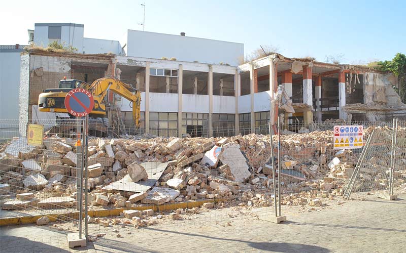 El Consistorio isleño decreta a la empresa promotora que termine la demolición del mercado de la Paz, para permitir el desarrollo previsto