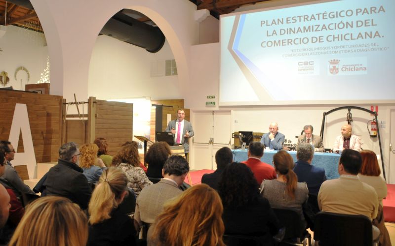 Presentado un plan estratégico para la dinamización del comercio chiclanero; el PP considera que “es un calco” de lo que ya planteó