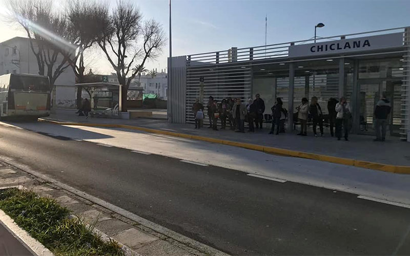 El apeadero de autobuses ya está “funcionando a pleno rendimiento”; el equipamiento es “digno” para el PSOE y una “vergüenza” para el PP