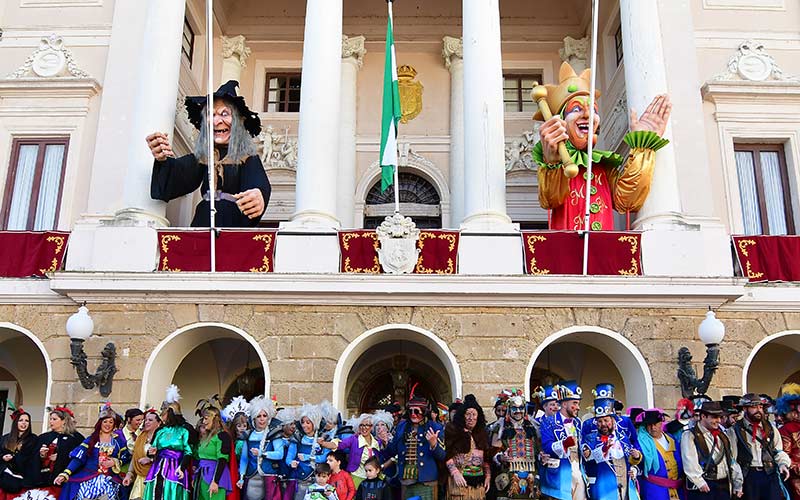 Bebas o no bebas, usa el transporte público para venir al Carnaval de Cádiz; la Guardia Civil realizará controles a 