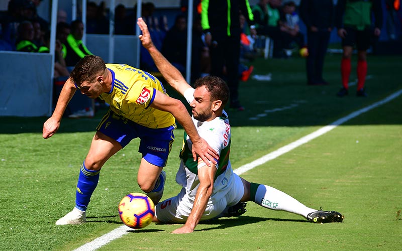Derrota amarilla, y gris, ante un Elche con diez