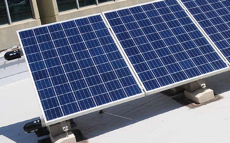 Redexis quiere facilitar a unas 20.000 viviendas unifamiliares de Chiclana el acceso al autoconsumo de energía solar