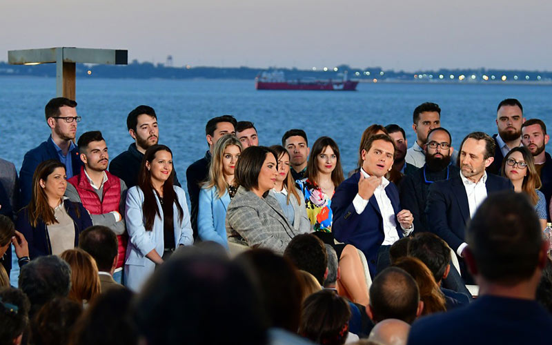 Rivera (Cs), un “español”, repite en Cádiz su mantra: “votar a Sánchez es hacer que Iglesias lleve la economía y Torra la política territorial”