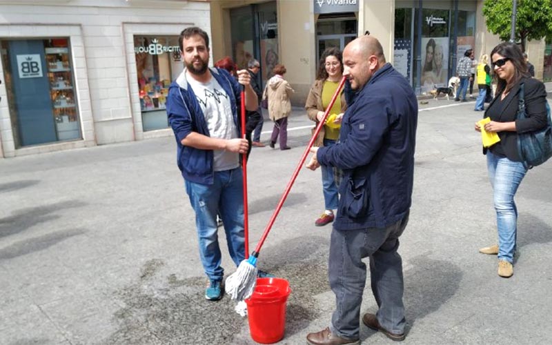 Adelante Jerez “limpia de fascismo” la calle Larga tras el reparto de propaganda de Vox y el PP pide respeto a quienes “piensan diferente”
