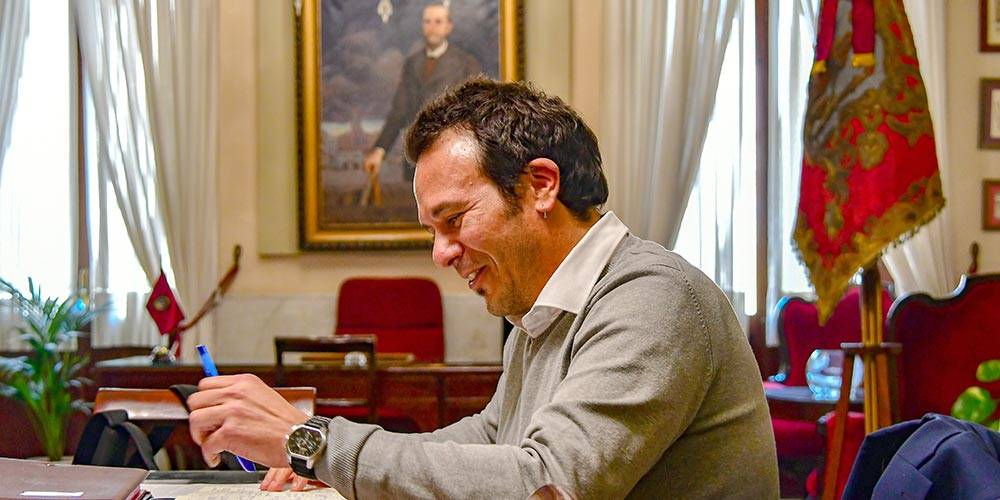 “Soy Kichi y alcalde las veinticuatro horas del día. Ambas por igual”
