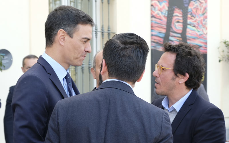 El presidente Pedro Sánchez, tras conocer el potencial científico de la UCA, pisa la capital gaditana y recibe antes al obispo que al alcalde