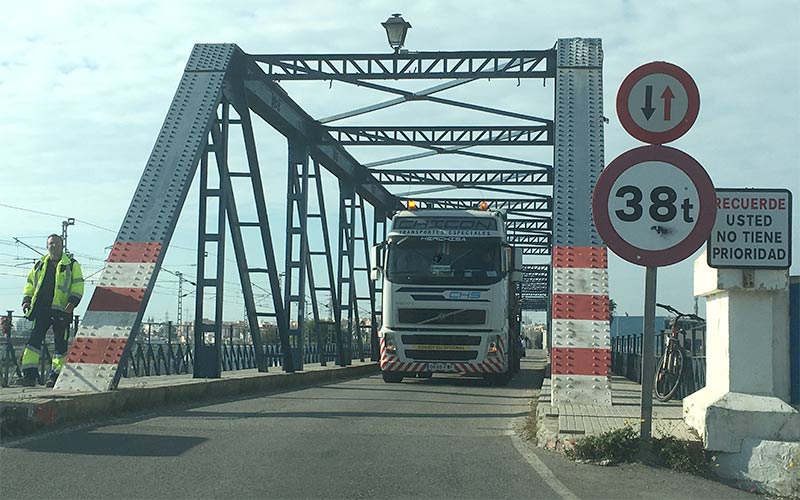El puente de hierro es “insuficiente” para los astilleros isleños