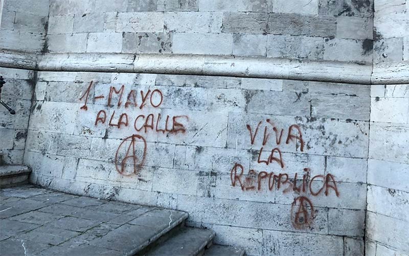 Pillado poco después de realizar pintadas en la Catedral de Cádiz