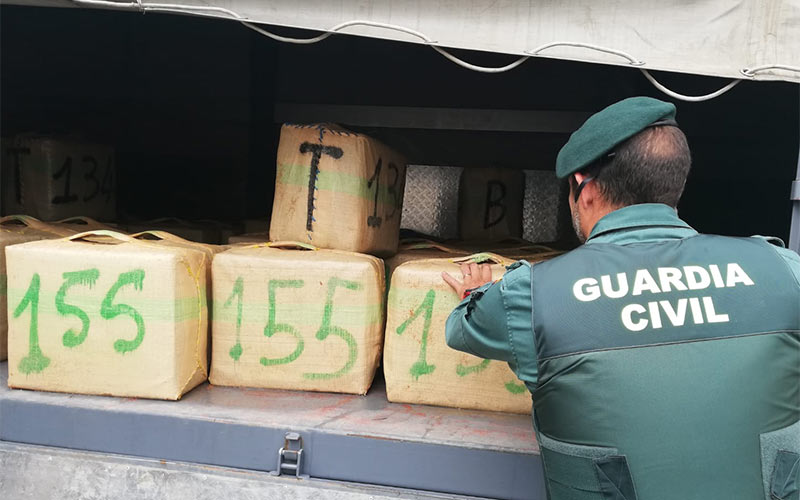 Abortado un alijo de 55 fardos de hachís en Torregorda
