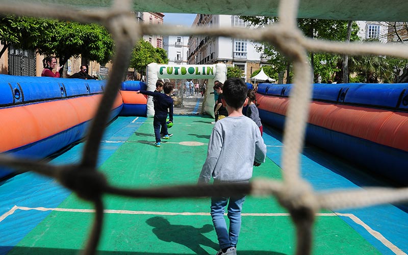 El nuevo programa de refuerzo educativo y deportivo estival de la Junta, de pago, pretende ‘ayudar’ a más de 15.000 niños gaditanos
