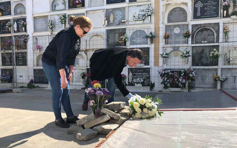 Unidas Podemos, tras una visita a la fosa común del cementerio isleño, se compromete a “mejorar” la Ley de Memoria Histórica
