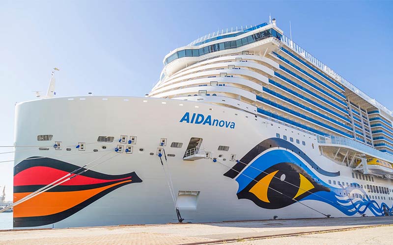 El AIDANova, un crucero de ‘récords’, hace escala en Cádiz