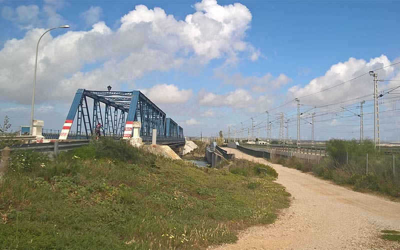 La Armada acondicionará el vial de servicio de Adif junto al Puente de Hierro para “descongestionar” los accesos al astillero y La Carraca