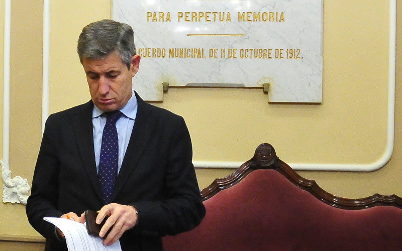 PP y PSOE ponen al frente de la comisión sobre el alumbrado navideño de 2016 a Pérez Dorao, que no seguirá tras las elecciones