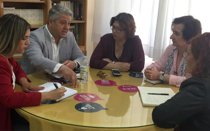El PSOE dice ahora que “no va a permitir que toquen a la educación pública”; apoyará la lucha contra el cierre de líneas en la provincia