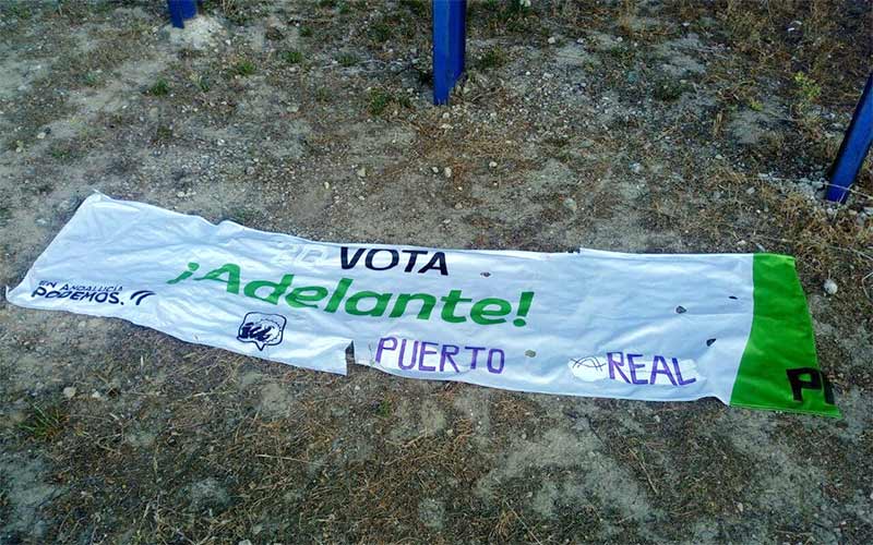 Repulsan la destrucción de publicidad electoral en Puerto Real, que va más allá de la gamberrada: “siempre hemos rechazado el odio”