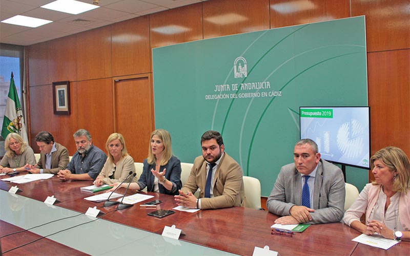 El Gobierno andaluz detalla en Cádiz los “presupuestos realistas más sociales de la historia de la Junta”, que de momento rechaza Vox