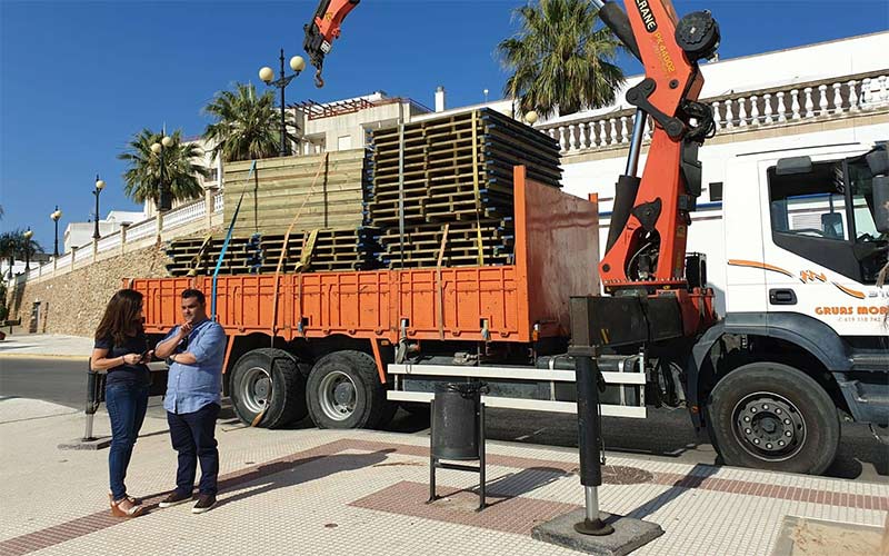 Casi 100.000 euros para dotar la playa del Chorrillo de nuevas pasarelas, escaleras, duchas y lavapiés de cara a este verano