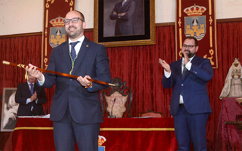 Primera medida del nuevo alcalde portuense: una “investigación oficial” sobre “el caso” de las medallas con la virgen tachada