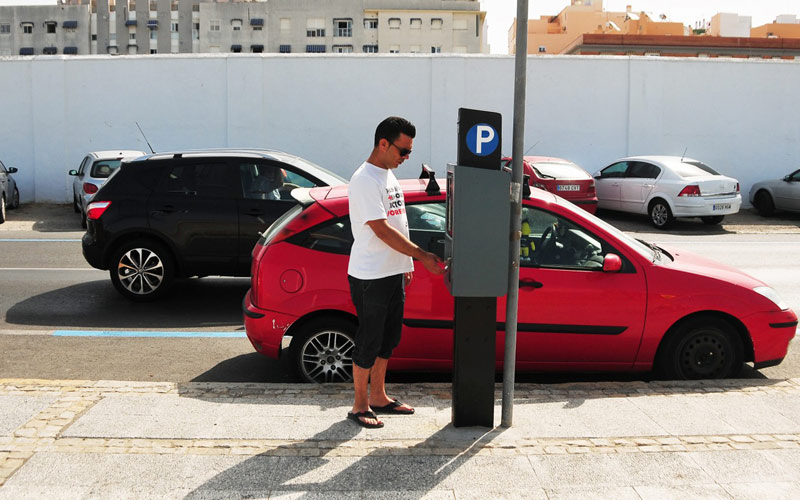 La zona azul y naranja vuelve durante este verano al paseo y las playas de extramuros con cambios entre Ingeniero La Cierva y Cortadura