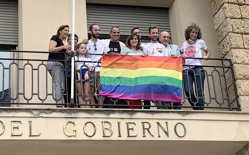 La bandera arcoíris se ‘estrena’ en la Subdelegación de Cádiz